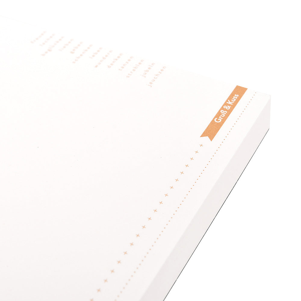 Minimalistischer Notizblock von Alexandra Renke mit gepunkteten Linien und einem kleinen braunen Reiter in der rechten oberen Ecke, hergestellt aus hochwertigem Papier für ein angenehmes Schreibgefühl.