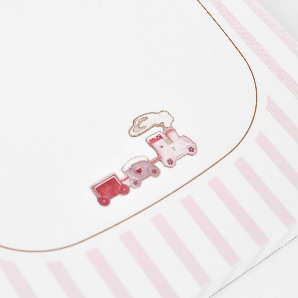 Illustration einer kleinen rosa-roten Spielzeugeisenbahn mit Rauch auf hochwertigem, rosa gestreiftem Papier von Alexandra Renke - perfekt für Ihren Kreativ- oder Notizblock.