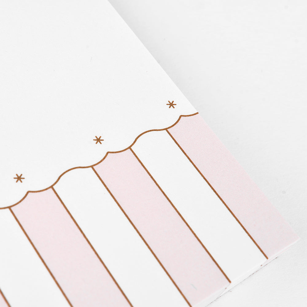 Rosa-weiß gestreifter Notizblock von Alexandra Renke mit hochwertigem Papier, einer braunen Wellenbordüre und kleinen Sternchen auf weißem Hintergrund.