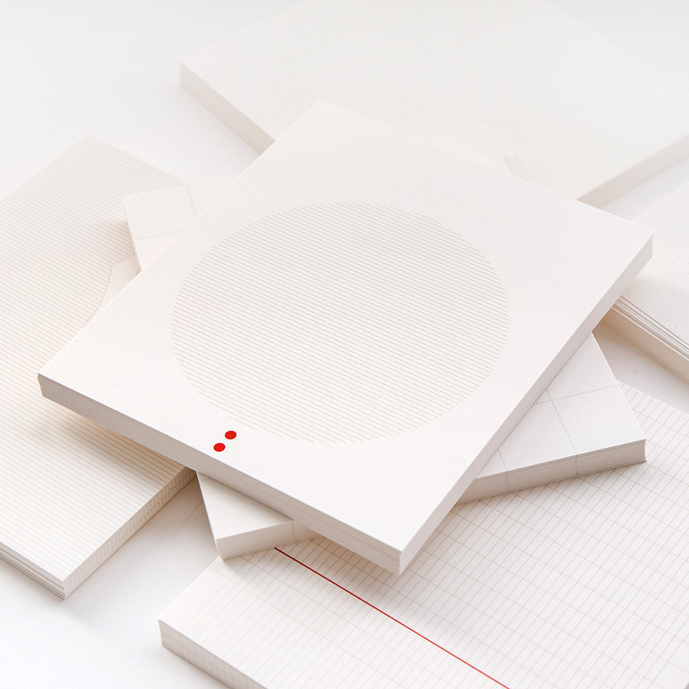 Minimalistische weiße Alexandra Renke Notizblöcke mit dezenten Raster- und Linienmustern auf dem Einband, ideal für Bullet Journaling oder zum Ordnen loser Blätter.