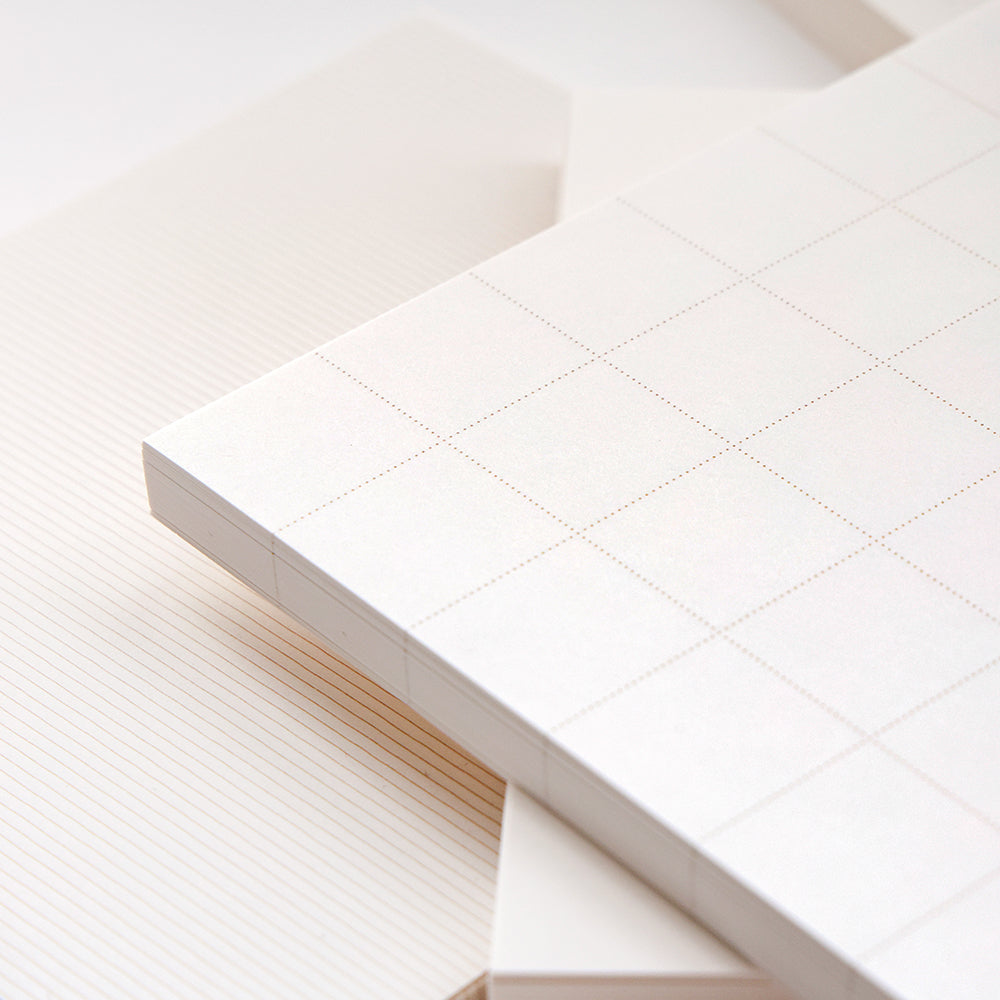 Drei Stapel loser Alexandra Renke Blätter - liniert, gerastert und blanko - sind in einem überlappenden Layout angeordnet, das sich perfekt für jede Art von Notizblock oder Bullet-Journal eignet.