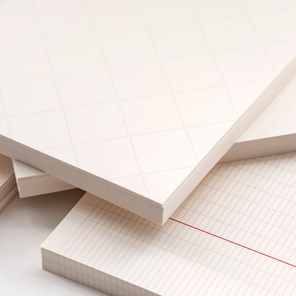 Stapel von Alexandra Renke Notizblöcken mit verschiedenen Raster- und Linienmustern, perfekt für Bullet-Journal-Fans, auf einem weißen Hintergrund.