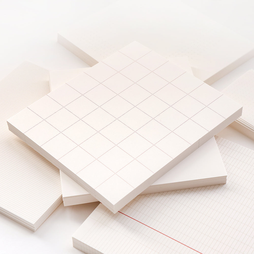 Stapel von Alexandra Renke Notizblöcken mit Raster-, Punkt-, linierten und leeren Seiten - ideal für Bullet-Journal-Fans oder zum Ordnen loser Blätter.