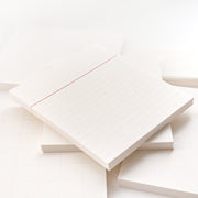 Stapel von Alexandra Renke Notizblöcken mit Raster-, Punkt- und Linienmustern - perfekt für Bullet-Journal-Setups oder zum Ordnen loser Blätter auf weißem Hintergrund.