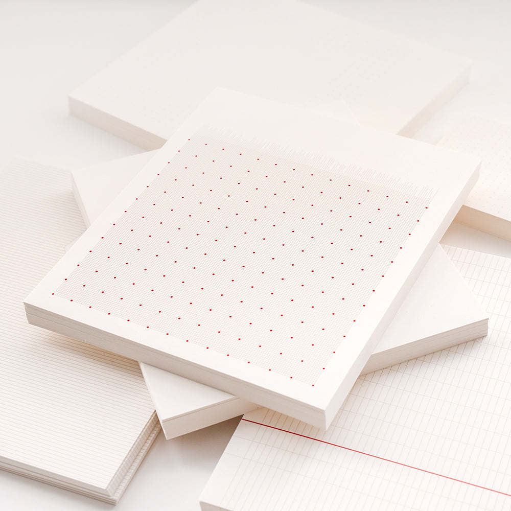 Mehrere Stapel weißer Notizblöcke von Alexandra Renke mit verschiedenen Grid-, Dot- und Liniertenmustern - ideal für lose Blätter oder dein Bullet-Journal.