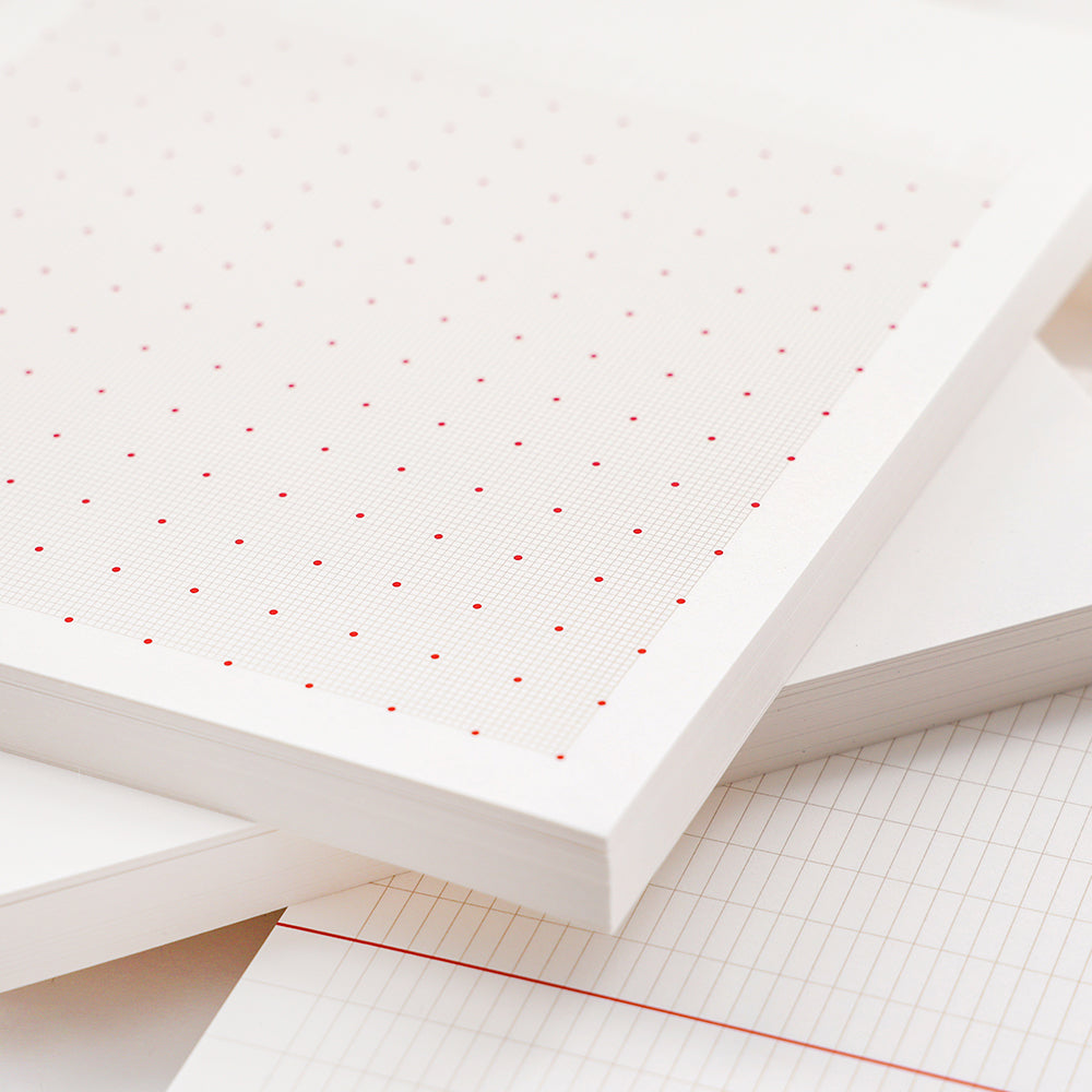 Stapel weißer Papierblöcke von Alexandra Renke mit roten Gitter- und Punktmustern - perfekt als lose Blätter für einen Notizblock oder Ihr nächstes Bullet-Journal-Projekt.