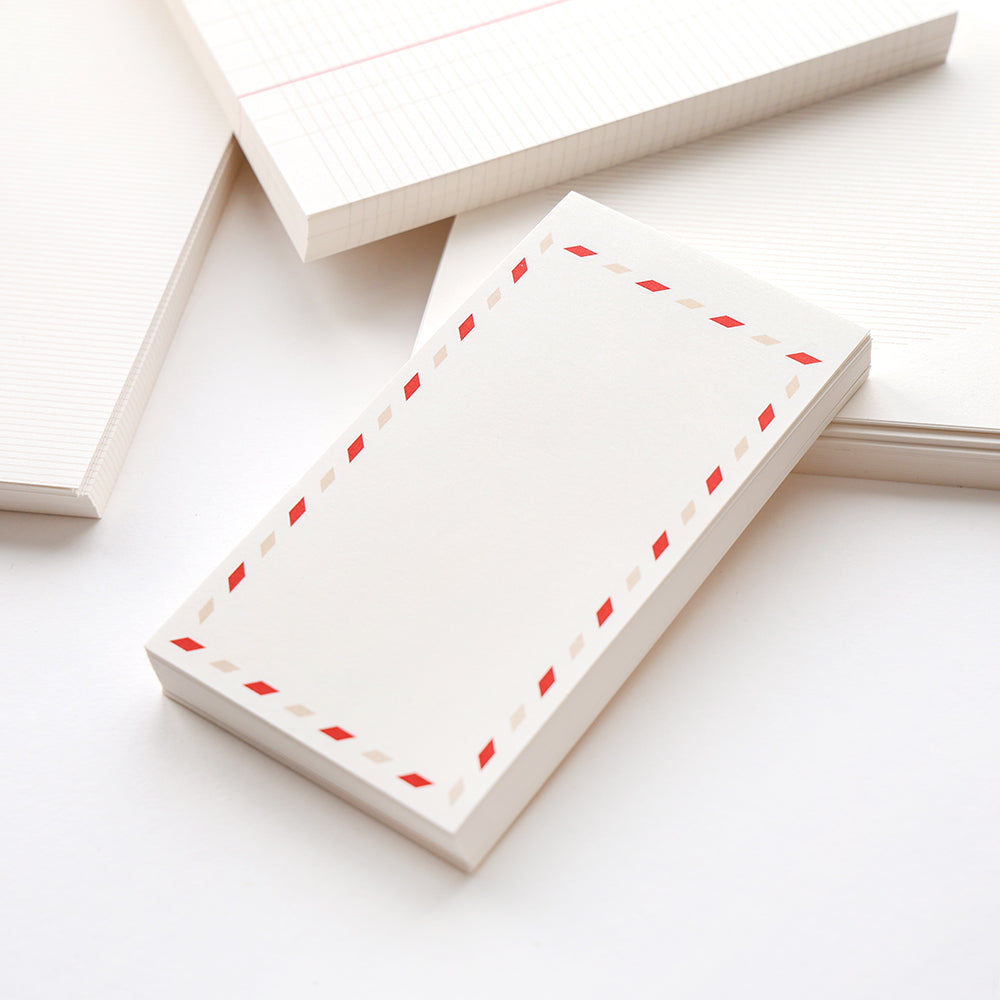 Ein kleiner Notizblock von Alexandra Renke mit einer roten und blauen Umrandung wie ein Luftpostumschlag auf Weiß - ideal für schnelle Notizen oder Ihr Bullet-Journal.