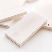 Ein Stapel weißer Alexandra Renke Notizblock lose Blätter, eines davon mit einem Ausrufezeichen-Design in dünnen, hellroten Linien - perfekt für Bullet-Journal-Enthusiasten.