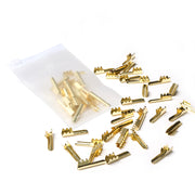 Ein durchsichtiger Beutel von Alexandra Renke, gefüllt mit goldenen Metallclips zum Basteln, wobei einige Clips im Inneren und andere außerhalb des Beutels verstreut sind.