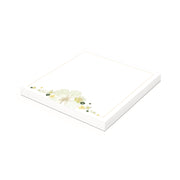 Der weiße Notizpapierstapel (15 x 15 cm) von Alexandra Renke hat ein grünes, florales Eckdesign, einen goldenen Rand und hochwertiges Papier - perfekt als Kreativblock für Notizen oder Projekte.