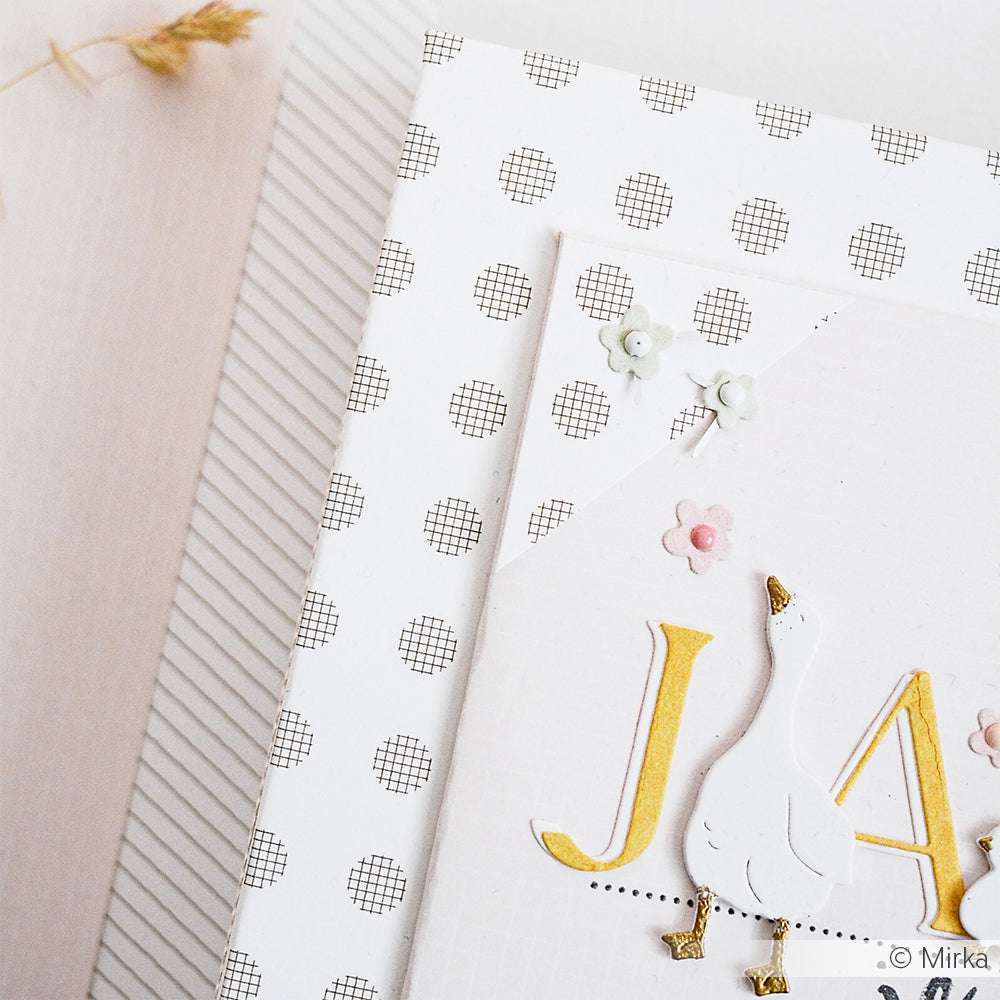 Drei gemusterte Notizbücher von Alexandra Renke, die sich perfekt für Scrapbooking eignen, verfügen über Einbände mit einer weißen Gans, gelber Schrift und kleinen Blumendekorationen.