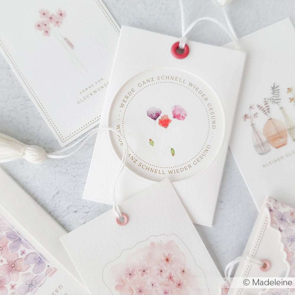Die verschiedenen weißen Geschenkanhänger von Alexandra Renke sind mit zarten, floralen Aquarellfarben und sanften Pastellfarben gestaltet - perfekt für Minialben oder als elegante Ergänzung zu Ihren Buchbinden-Projekten.