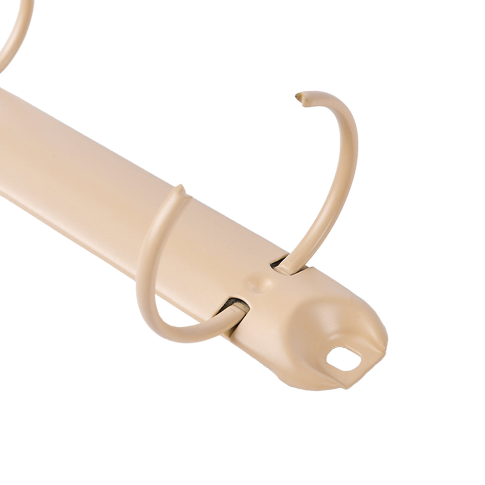 Nahaufnahme einer beigen Alexandra Renke Ringbuchmechanik mit zwei offenen Ringen, ideal für Buchbindeprojekte und zum Basteln von einzigartigen Mini-Alben.