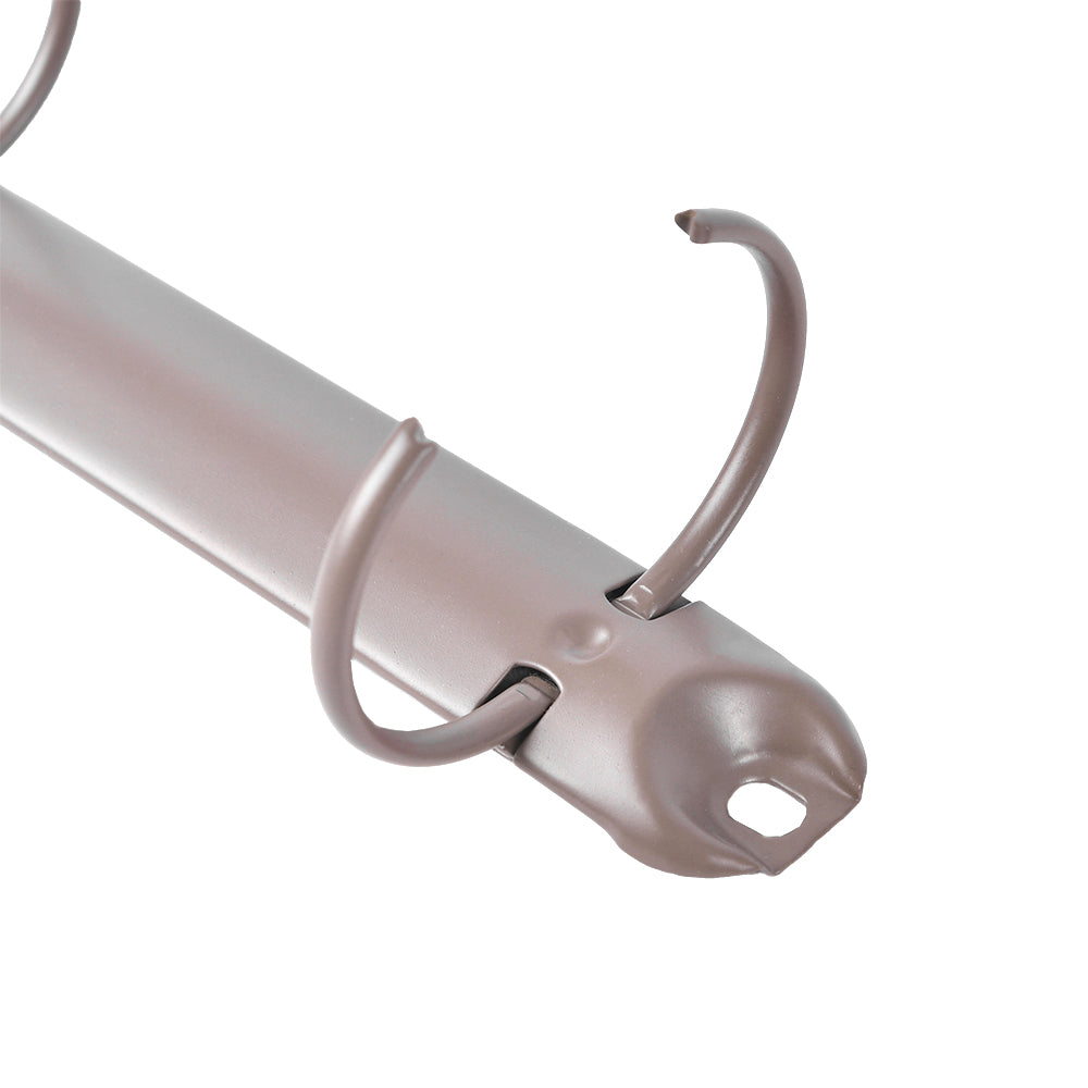 Nahaufnahme einer silbernen Metall-Dreifach-Ringbuchmechanik mit zwei offenen Ringen von Alexandra Renke, perfekt für Buchbindeprojekte oder die Gestaltung stilvoller Minialben im warmen grauen Ringbuchstil.