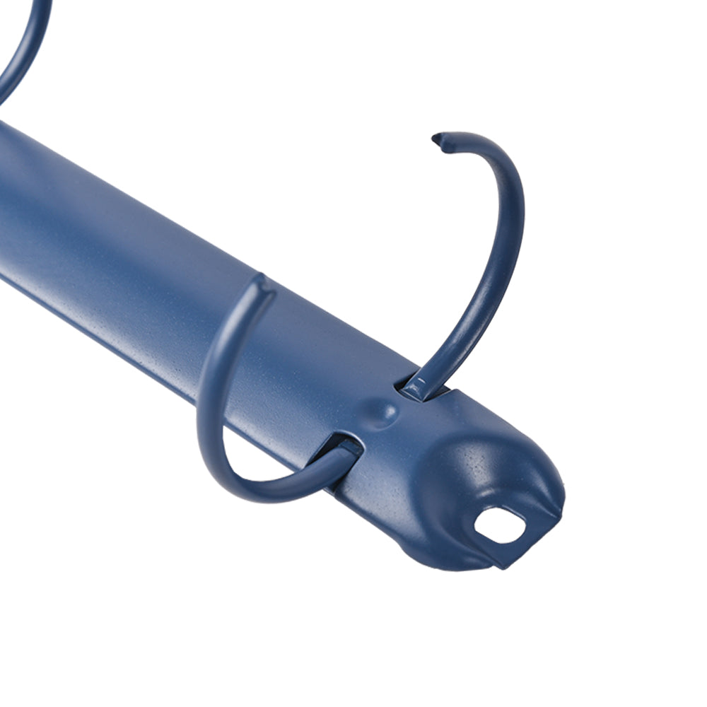 Nahaufnahme einer geöffneten blauen Ringbuchmechanik von Alexandra Renke, bei der zwei Ringe ausgeklinkt sind - ideal für Buchbindeprojekte oder die Gestaltung einzigartiger Mini-Alben mit dieser robusten Ringbuchmechanik.