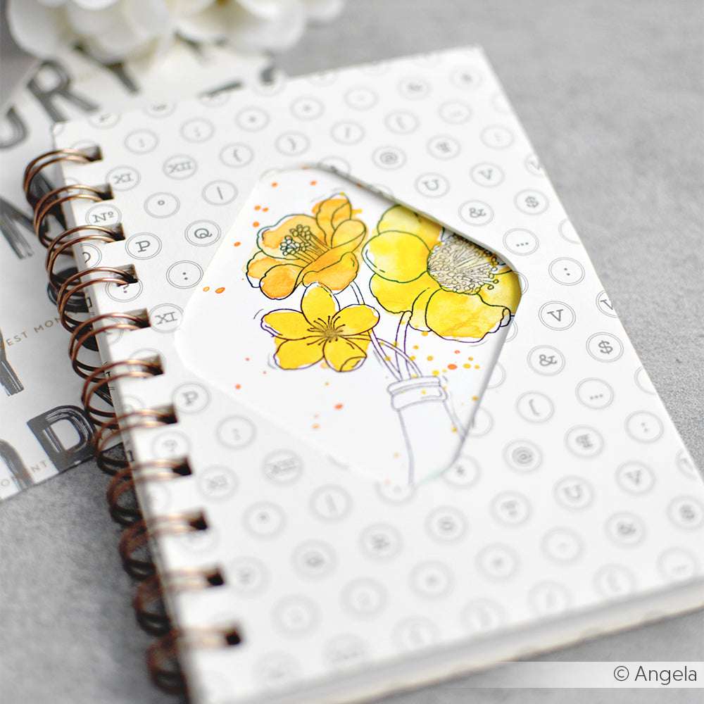 Ein Spiral-Notizbuch von Alexandra Renke mit einem Einband mit gelben handgezeichneten Blumen, grauen Kreisen und Buchstaben, hergestellt aus einzigartigen Designpapieren für stilvolle kreative Buchbinderei.