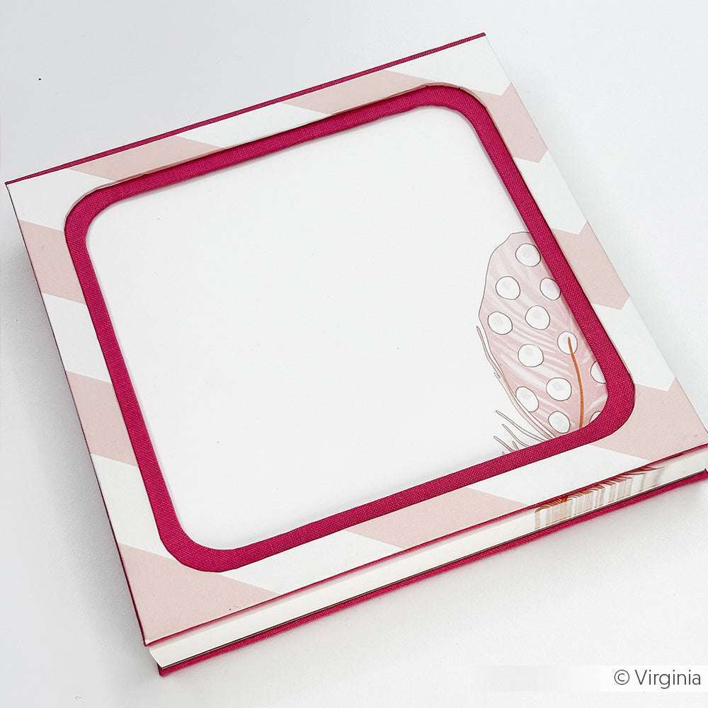 Die quadratische rosa-weiße Blockstreifen-Rosa-Schachtel von Alexandra Renke hat ein Klarsichtfenster und eine rosa gepunktete Pilz-Illustration, ideal für die Präsentation von Bucheinbandpapier oder Buchbinden-Projekten.