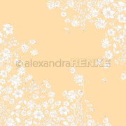 Zarte weiße Blumenmuster umranden einen sanften pfirsichfarbenen Hintergrund auf reißfestem Papier, ideal für kreatives Buchbinden. Das Wasserzeichen von Alexandra Renke befindet sich in der Mitte.