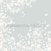 Zartes weißes Blumen- und Schmetterlingsmuster auf zartem Grün, mit einem Wasserzeichen von Alexandra Renke - perfektes Bucheinbandpapier für kreative Buchbindereien.