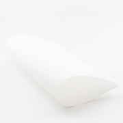 Ein einzelnes Blatt 120 g/m² weißes Bucheinbandpapier von Alexandra Renke, teilweise gerollt auf weißem Untergrund.