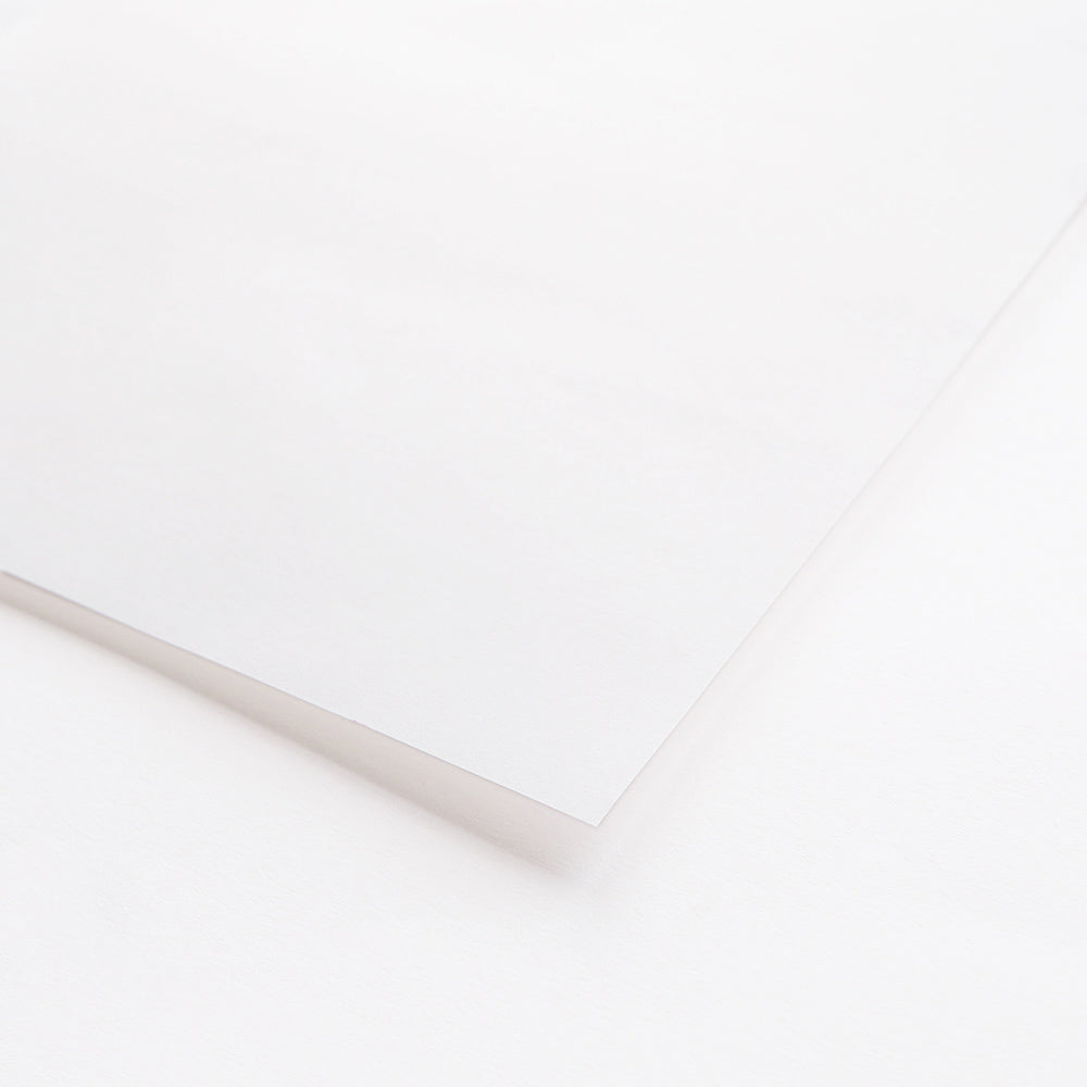 Ein weißes Blatt Alexandra Renke Bucheinbandpapier auf weißem Untergrund, ideal für Schachtelbau- oder Buchbindenprojekte.