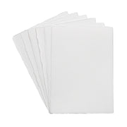 Sechs leere Blätter aus weißem, strukturiertem Büttenpapier, handgeschöpft und elegant gestapelt sowie auf einem weißen Hintergrund aufgefächert – perfekt für die Gestaltung einzigartiger Einladungskarten.