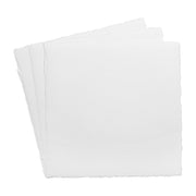 Drei quadratische Blätter handgeschöpftes Papier, die mit leicht ungleichmäßigen Rändern auf einem weißen Hintergrund übereinandergestapelt sind.