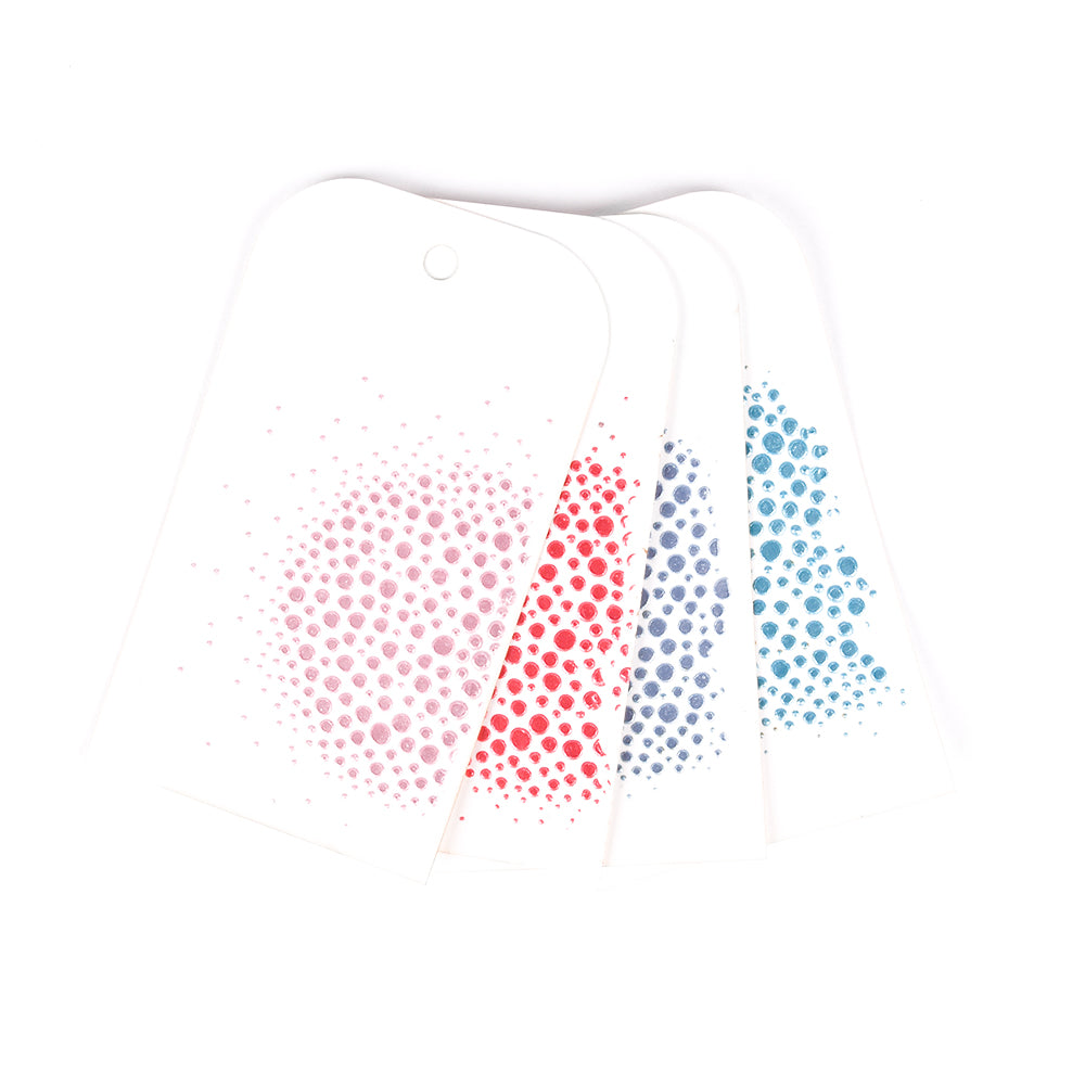 Vier weiße Karten, die sich überlappen und jeweils ein einzigartiges Muster aus rosa, roten, blauen und grauen Punkten aufweisen, die mit The Crafters Workshop Stencil Butter erstellt wurden, um einen eindrucksvollen Mixed-Media-Effekt zu erzielen.