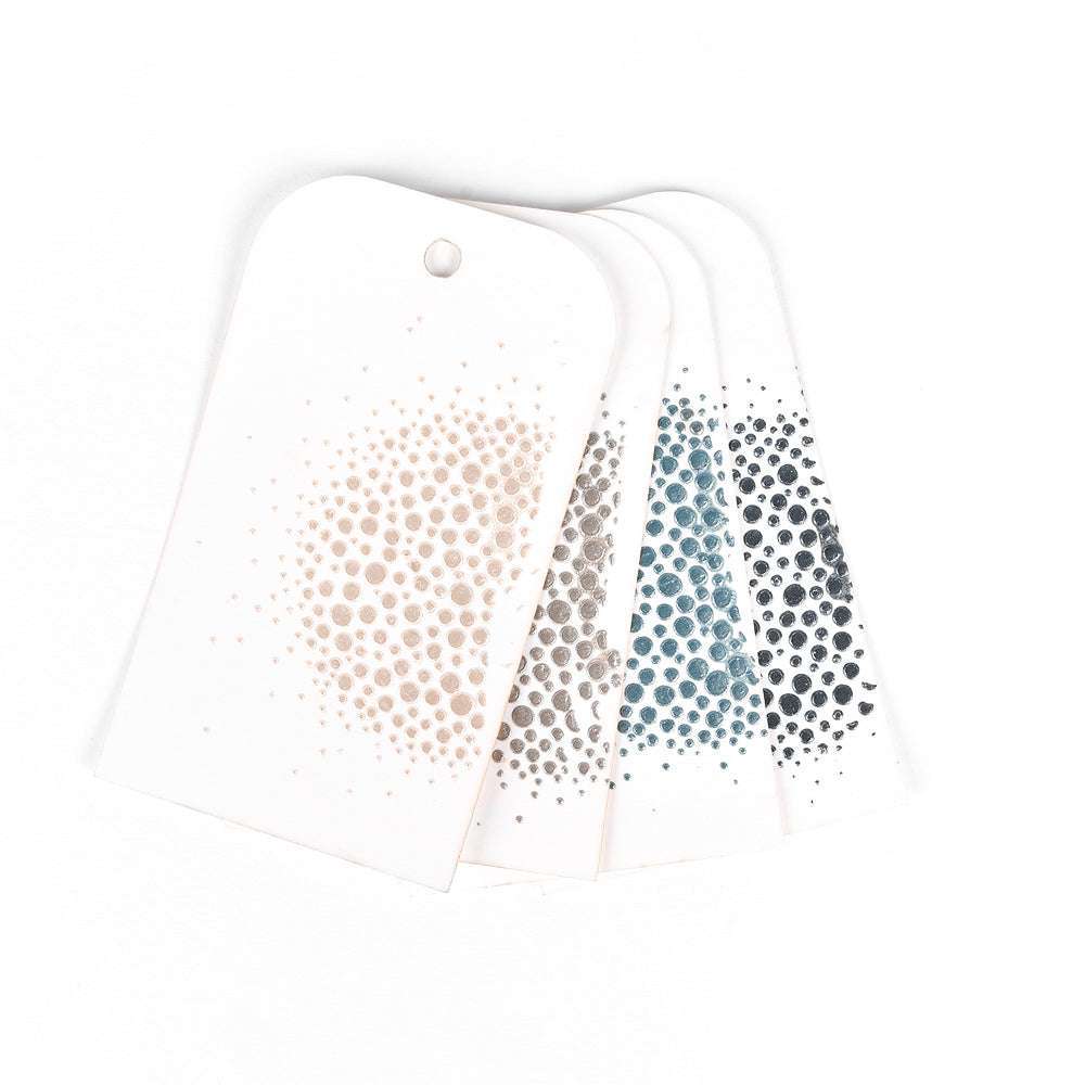 Die vier weißen Mixed Media Boards von The Crafters Workshop verfügen über abgerundete Ecken und gepunktete Kreismuster in verschiedenen Farben - ideal zum Auftragen von Modellierpaste oder Stencil Butter bei Ihren kreativen Projekten.