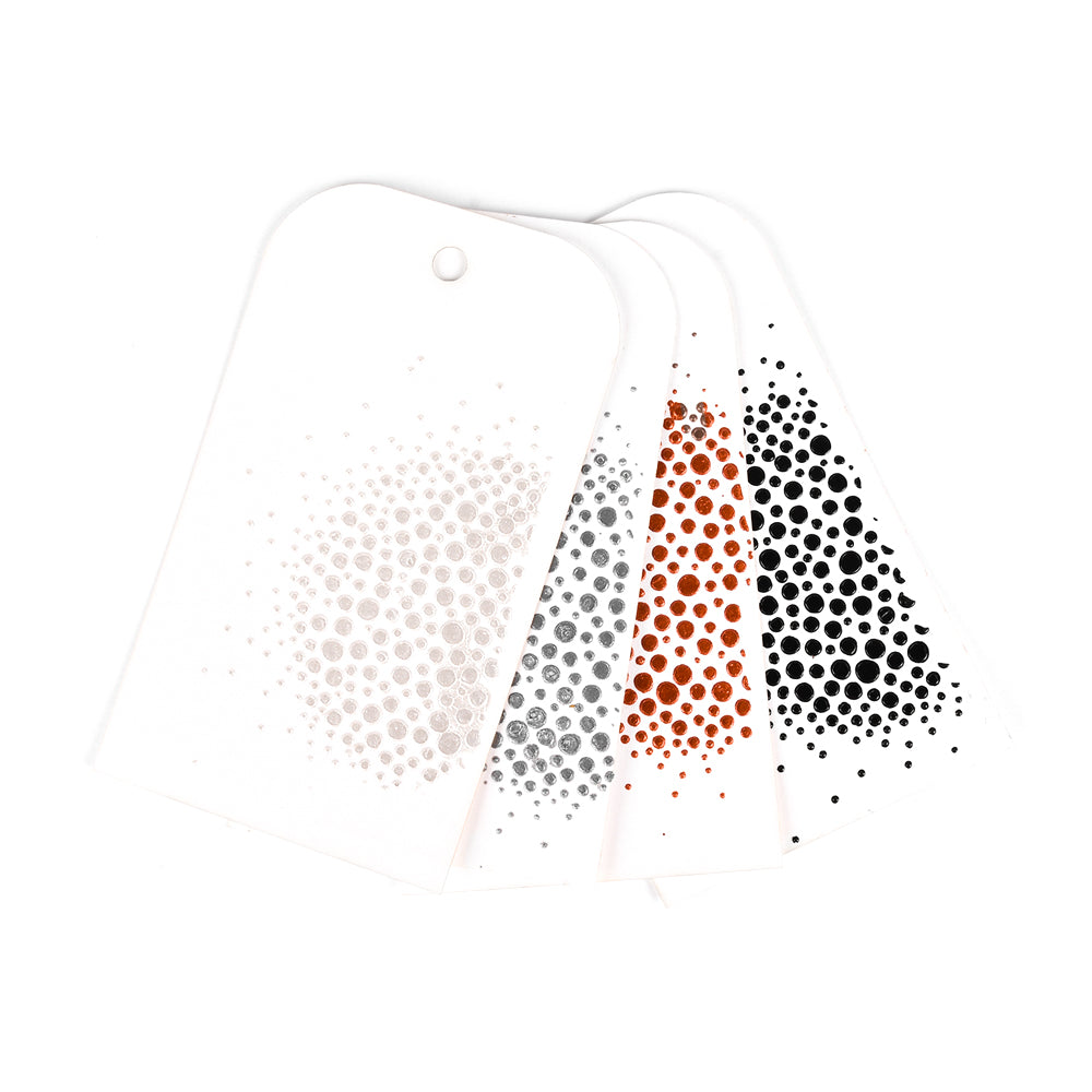 Vier Kunststoffspachtel von The Crafters Workshop in Weiß, Grau, Orange und Schwarz mit gepunkteten Mustern - ideal zum Auftragen von Modellierpaste oder Stencil Butter auf Ihre Mixed Media-Projekte - sind auf einem weißen Hintergrund aufgefächert.