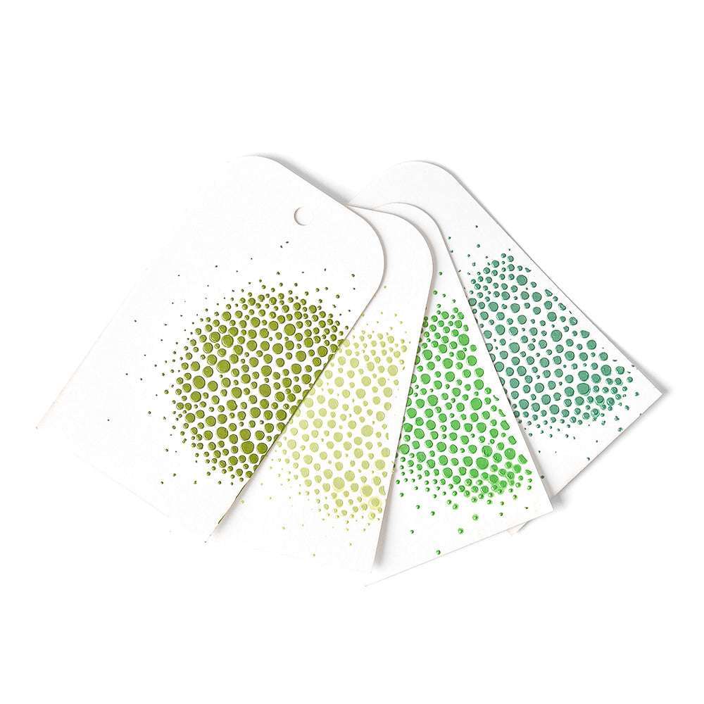 The Crafters Workshop bietet drei weiße Geschenkanhänger mit abgerundeten Ecken an, die jeweils mit einem gepunkteten Kreis in Grün, Gelb und Teal versehen sind - ideal, um Ihren Projekten einen Mixed-Media-Charme zu verleihen.