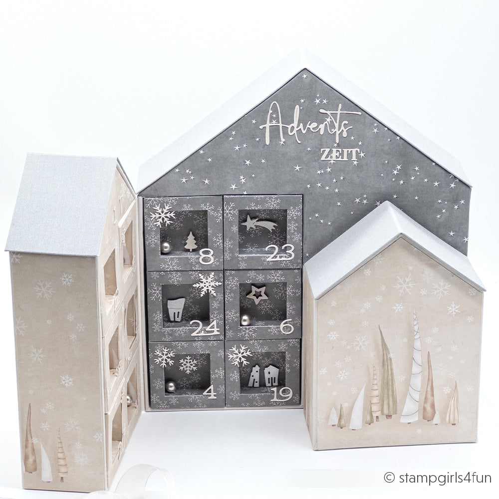 Drei Adventskalender in Form von Häusern mit nummerierten Schubladen mit winterlichen und verschneiten Motiven - ein bezauberndes Alexandra Renke-Bündel, das die Kreativität für den Weihnachtscountdown anregt.