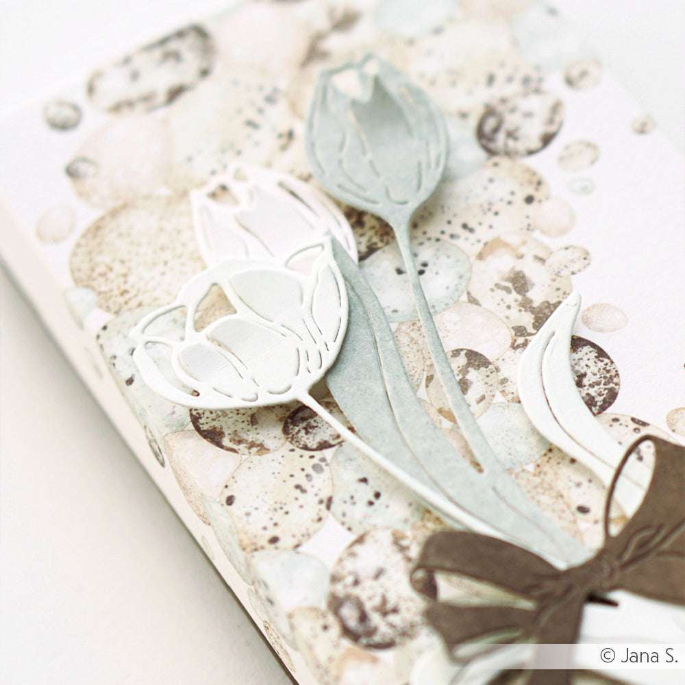 Handgefertigte Karte von Alexandra Renke mit zarten Papiertulpen und einer Schleife auf einem weichen, pastellfarbenen Hintergrund mit Blasenmuster - perfekt, um Ihre Kreativität zu präsentieren oder einzigartige Sammlungen zu ergänzen.