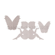 Drei gestanzte Formen von Alexandra Renke regen die Kreativität an: zwei Schmetterlinge und zwei Frauen, die Rücken an Rücken sitzen und jeweils ein Buch lesen.