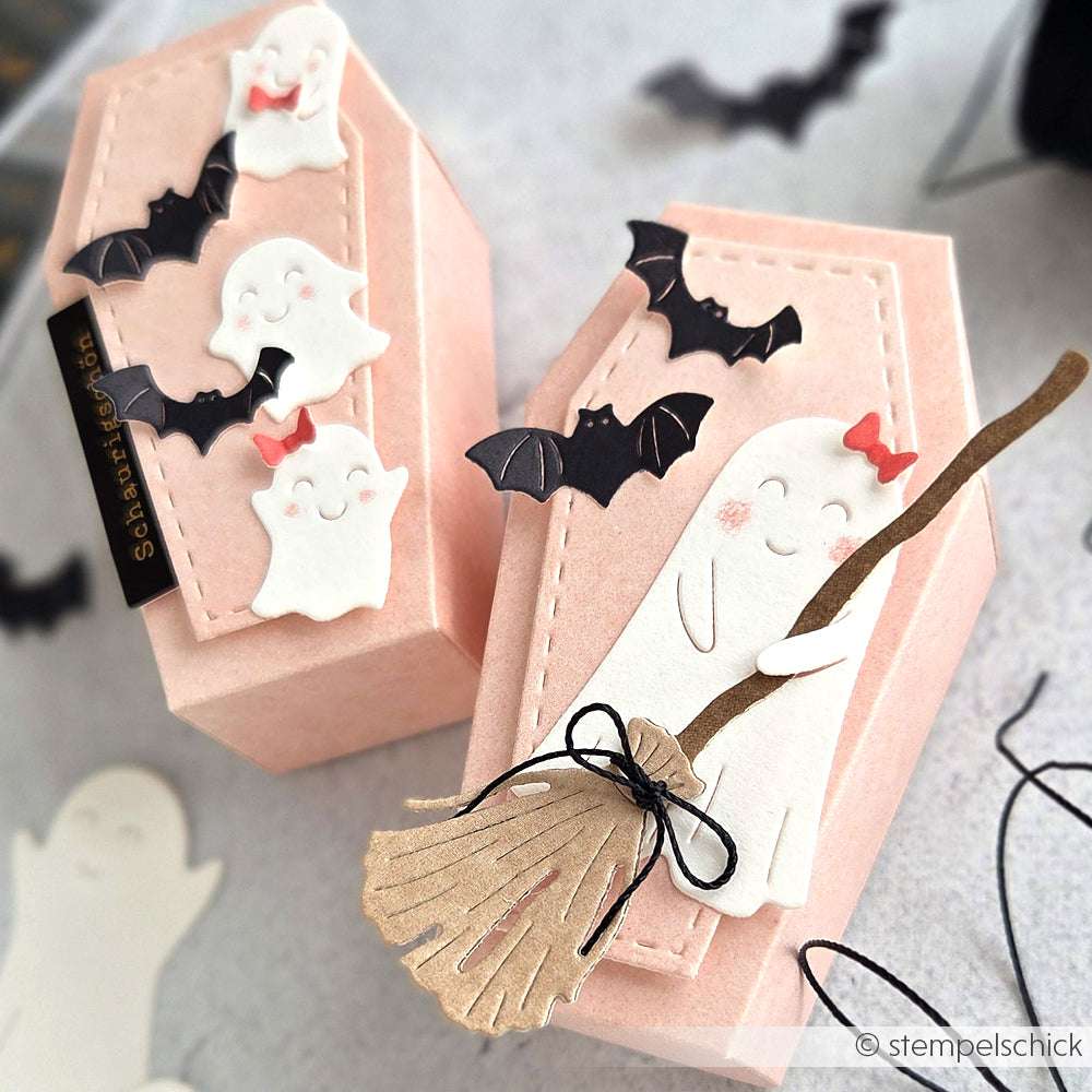 Die rosafarbenen, sargförmigen Schachteln von Alexandra Renke sind mit niedlichen Gespenster-, Fledermaus- und Besenstielausschnitten versehen - perfekt für Halloween-Themenbündel oder kreative Sammlungen.