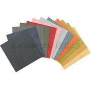 Ein Fächer von farbigen, quadratischen Papierbögen von Alexandra Renke, jeder in einem einzigartigen Farbton und überlappend - ideal, um die Kreativität anzuregen oder neue Bündel und Sammlungen für Ihre Bastelprojekte zu beginnen.