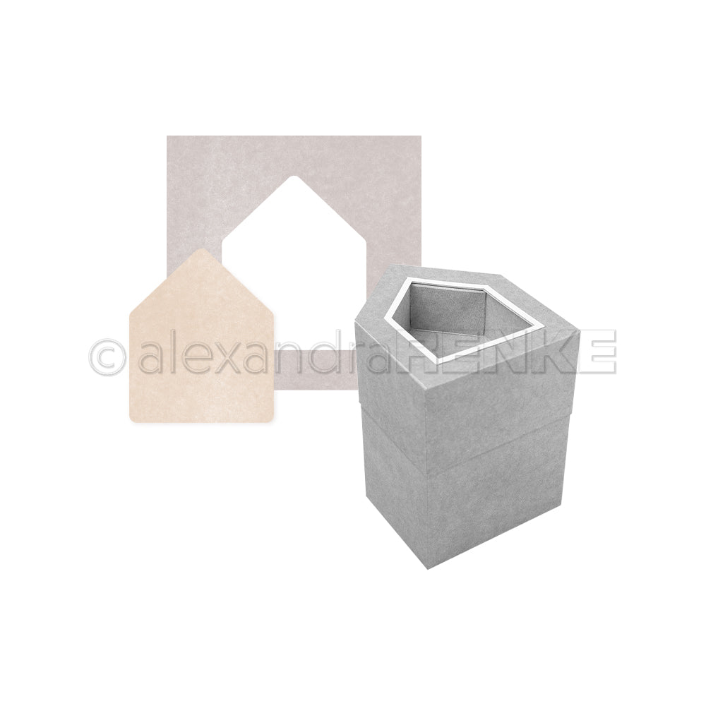 Eine graue hausförmige Schachtel mit einem passenden beigen Deckel von Alexandra Renke steht auf weißem Hintergrund und eignet sich perfekt für Sammlungen oder als Teil eines stilvollen Pakets, das die Kreativität anregt.