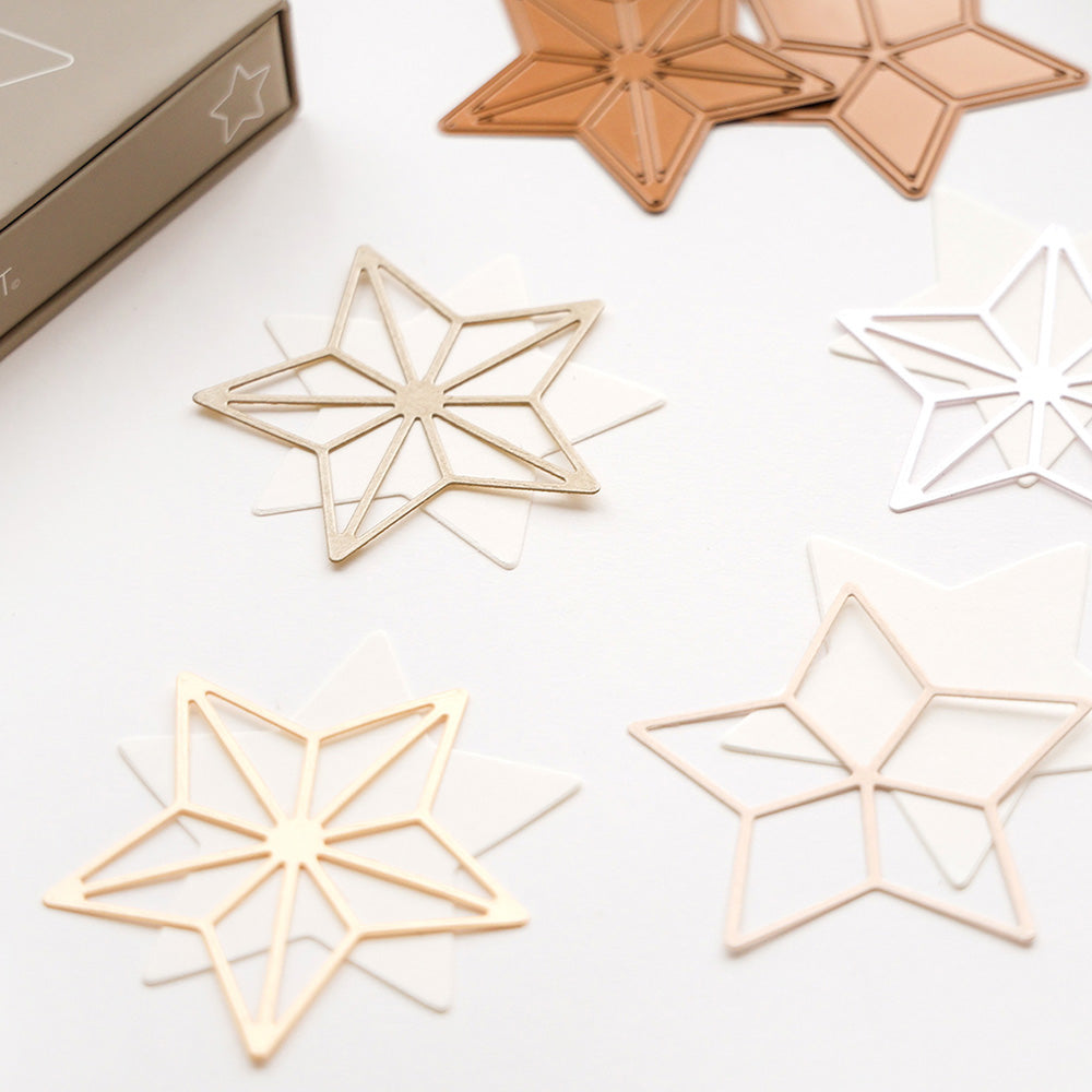 Metallische und weiße sternförmige Ornamente und Konturen von Alexandra Renke auf einer weißen Fläche mit einer Box arrangiert - ideal zur Inspiration oder als Teil Ihrer Kreativitäts-Bundle Kollektionen.