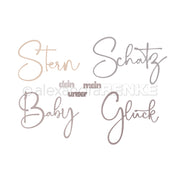 Handgeschriebene deutsche Wörter - Stern, Schatz, Baby, Glück, dein, mein, unser - von Alexandra Renke auf einem weißen Hintergrund. Ideal für Pakete oder Kollektionen, die Kreativität und sinnvolle Verbindungen zelebrieren.