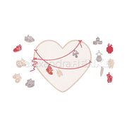 Herzform mit roten Schnüren; pastellfarbene Babykleidung, Schuhe und Spielzeug hängen herum - ideal für kreative Sammlungen oder liebevoll gestaltete Bündel von Alexandra Renke.