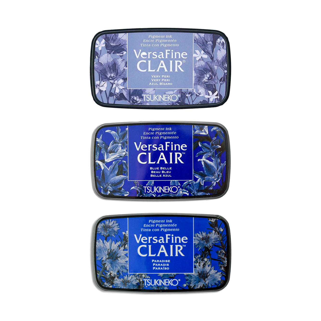 Drei Tsukineko VersaFine Stempelkissen in verschiedenen Blautönen, mit floralen Deckelmotiven und hochwertiger Pigment-Tinte, perfekt zum Stempeln feiner Details.