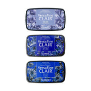 Drei Tsukineko VersaFine Stempelkissen in verschiedenen Blautönen, mit floralen Deckelmotiven und hochwertiger Pigment-Tinte, perfekt zum Stempeln feiner Details.