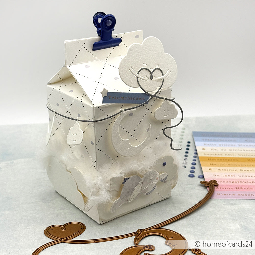 Dekorative weiße Geschenkschachtel von Alexandra Renke mit Wolken- und Herzdetails, flauschigen Akzenten und einem blauen Clip an der Oberseite - perfekt für Bündel oder zur kreativen Ergänzung Ihrer Sammlungen.