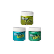 Drei kleine Tiegel mit The Crafters Workshop Stencil Butter Farbe in Gelb-Grün, Blau und Grüntönen, jeweils mit weißem Deckel - ideal für Mixed Media oder Schablonenprojekte.