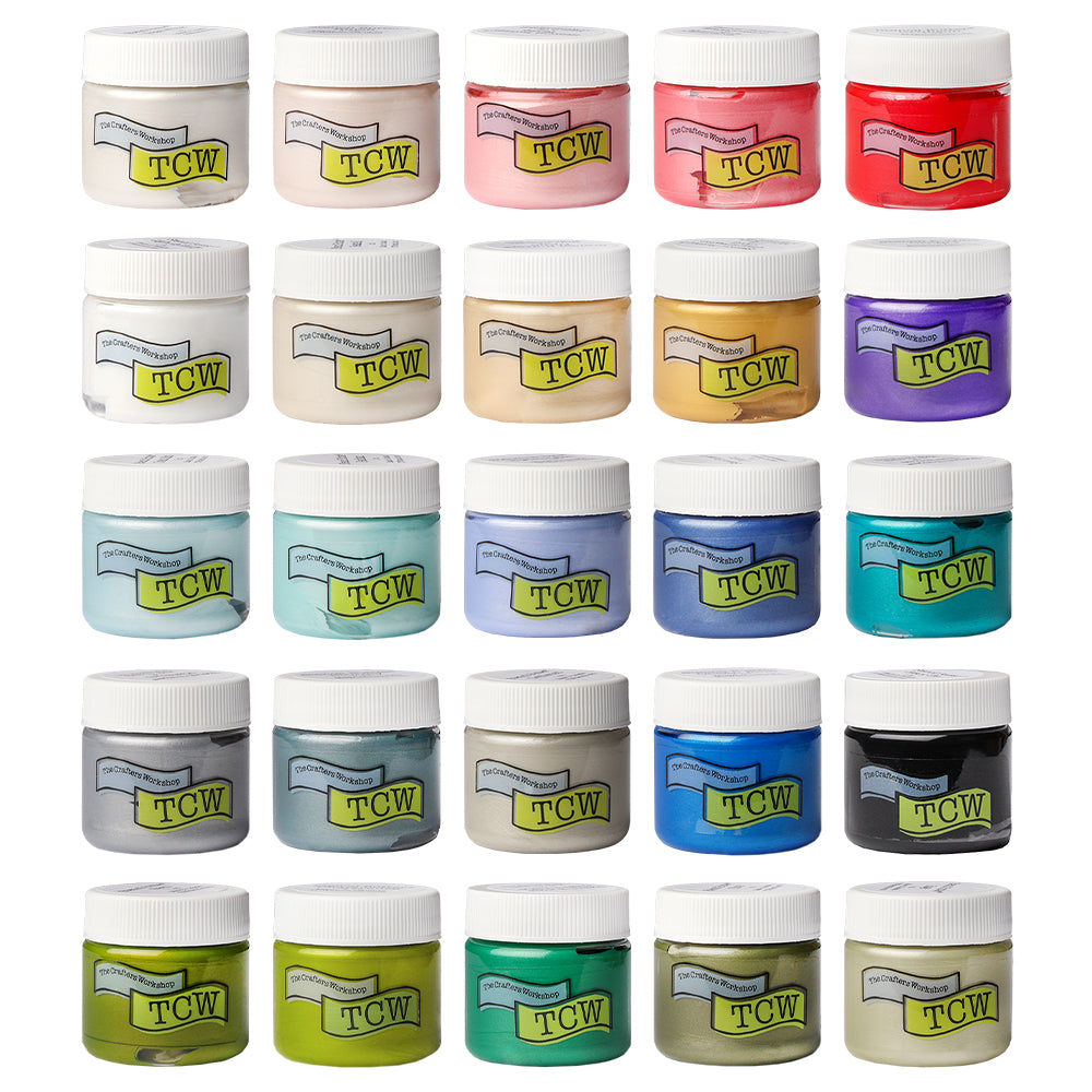 Zwanzig Gläser Alexandra Renke Farbe in verschiedenen Farben sind in vier Reihen auf einem weißen Hintergrund angeordnet - perfekt für Mixed-Media-Projekte und zur Verwendung mit Stencil Butter.