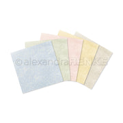 Fünf pastellfarbene, quadratische Papiere von Alexandra Renke mit kleinen weißen Blumenmustern, die fächerförmig angeordnet sind - ideal für Kreativität und perfekt, um Ihren Sammlungen Charme zu verleihen.