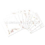 Ein Bündel dekorativer weißer Papiere mit dezenten goldenen und roten Festtagsdesigns von Alexandra Renke - perfekt, um Ihren Feierlichkeiten eine kreative Note zu verleihen.