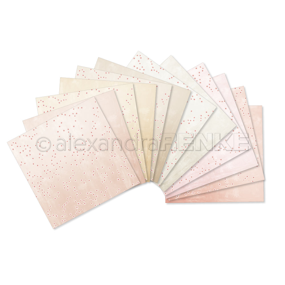 Pastellfarbene Papierbögen aus dem Alexandra Renke Kreativitäts-Bundle sind in einem Halbkreis auf Weiß aufgefächert - ideal, um die Kreativität in Ihren Sammlungen anzuregen.