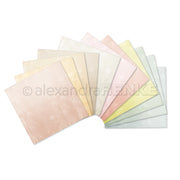 Ein Fächer pastellfarbener strukturierter Papierbögen von alexandrarenke, angeordnet in einem Halbkreis auf Weiß - ideal, um Kreativität freizusetzen oder Ihre Papierbündel und -sammlungen aufzuwerten.