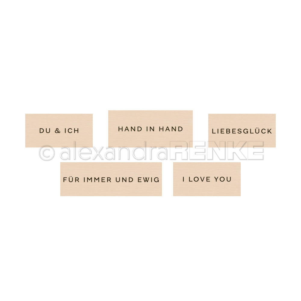 Fünf Holzfliesen von Alexandra Renke mit Liebeswörtern in Deutsch und Englisch, wie I LOVE YOU und DU & ICH - ideal für DIY-Projekte oder als charmante Ergänzung zu herzlichen Kollektionen und Geschenkpaketen.